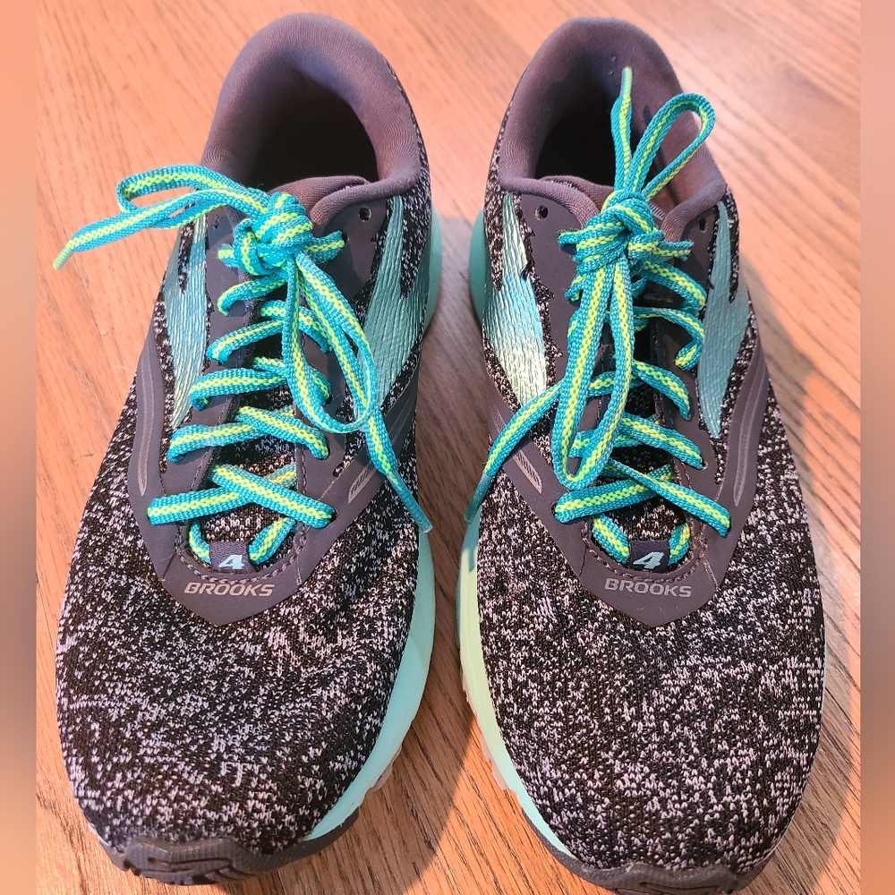 Womens Brooks tennis shoes, size 6, VGC